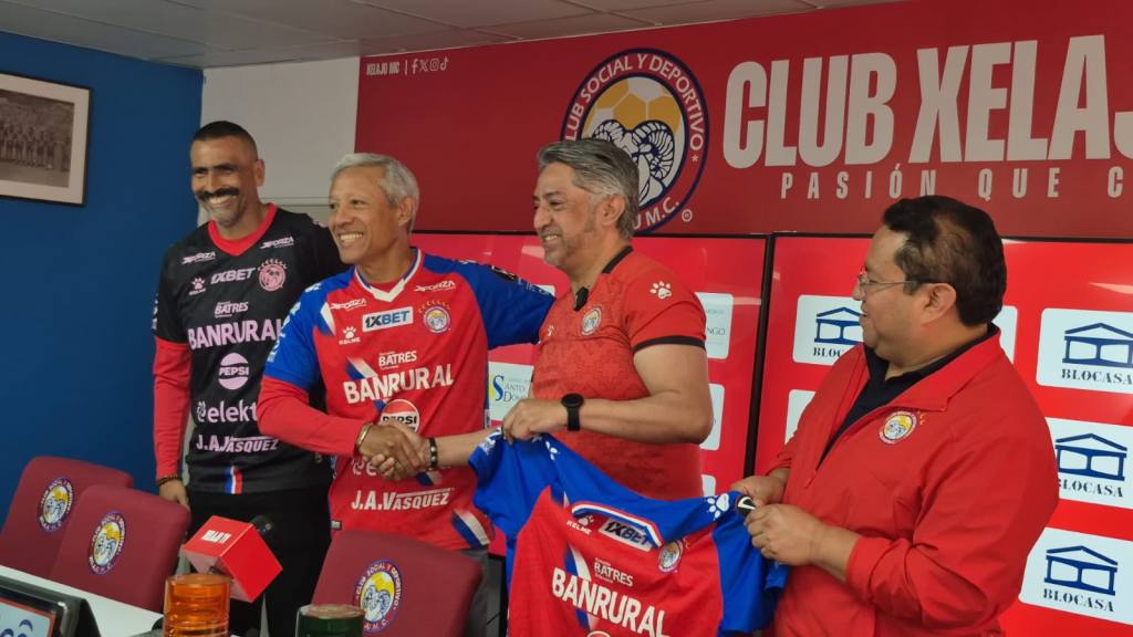 Presentación de Roberto Hernández con Xelajú M. C.  | Wilber Colloy 