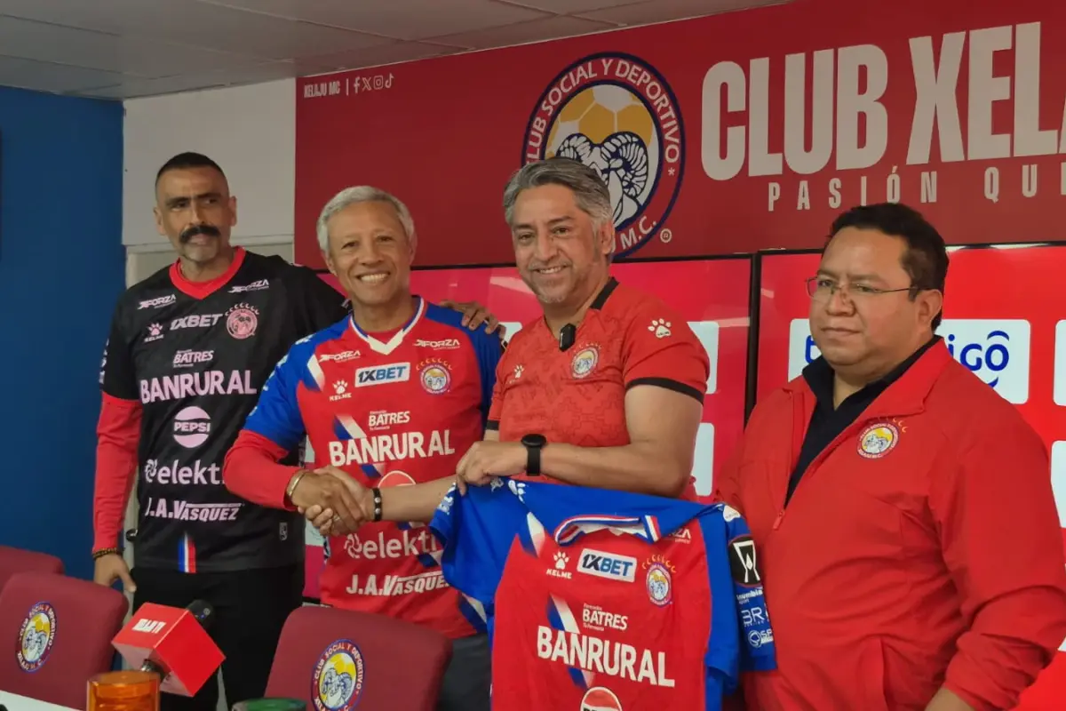 Roberto Hernández compareció a la conferencia de prensa de presentación como nuevo técnico altense 