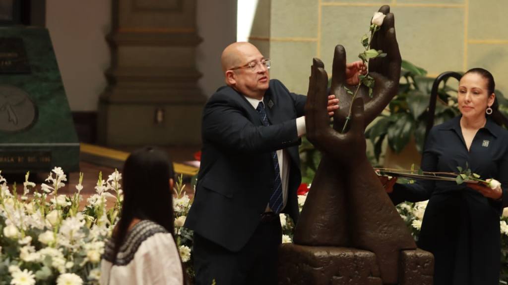 Distinción del Cambio de la Rosa a la FAFG. | Foto Alex Meoño