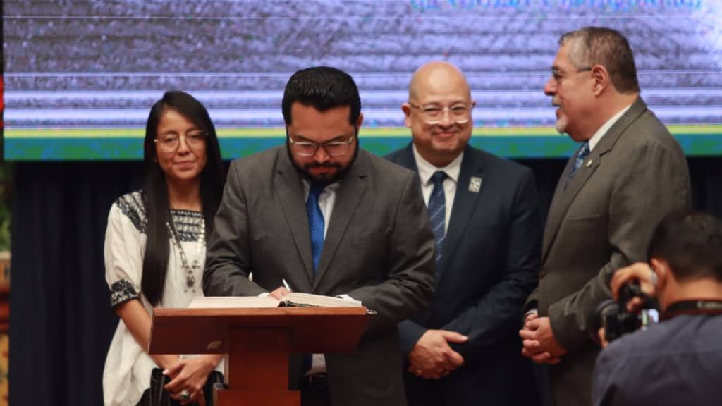 Distinción del Cambio de la Rosa a la FAFG. | Foto Alex Meoño