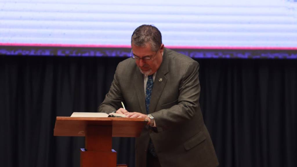 Distinción del Cambio de la Rosa a la FAFG. | Foto Alex Meoño