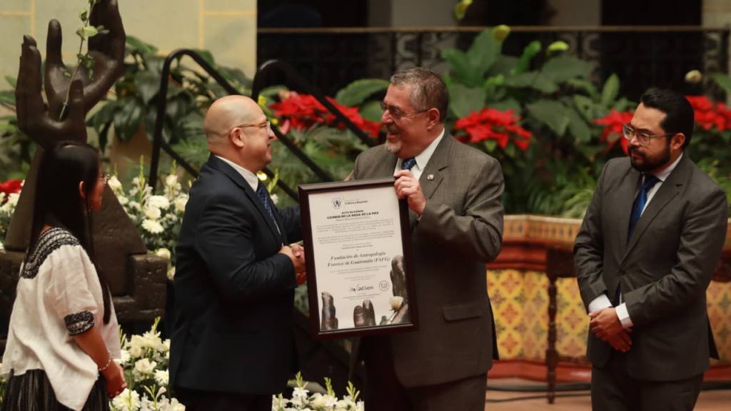 Distinción del Cambio de la Rosa a la FAFG. | Foto Alex Meoño