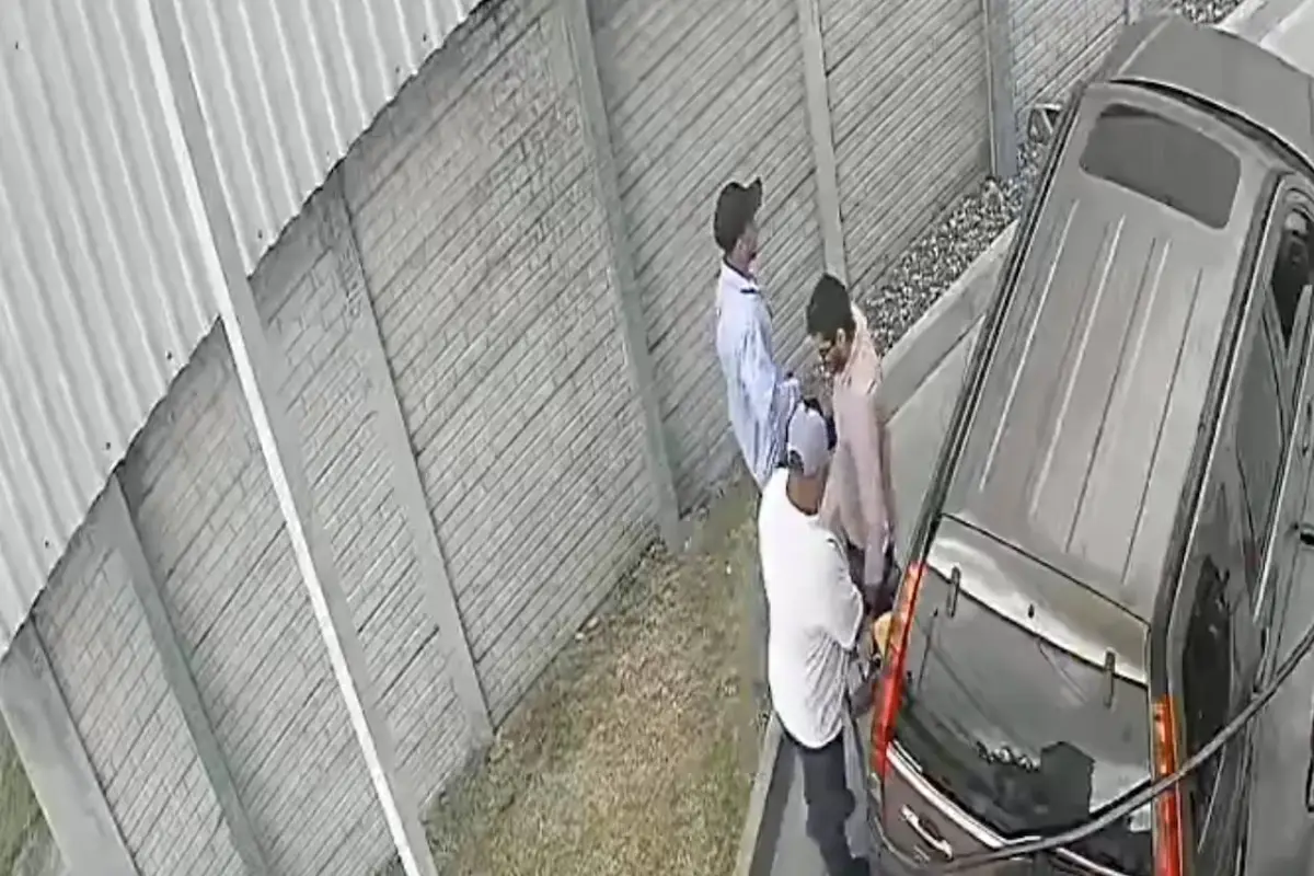 Automovilista es asaltado en gasolinera de la zona 11., Captura de pantalla video de X.