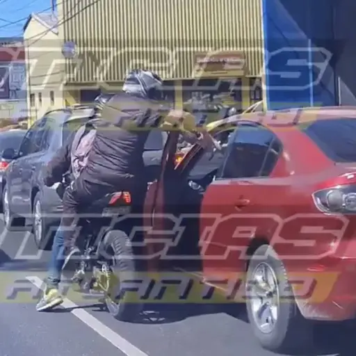 Violento asalto de motoladrones en calzada Roosevelt. ,Captura de pantalla video de X.