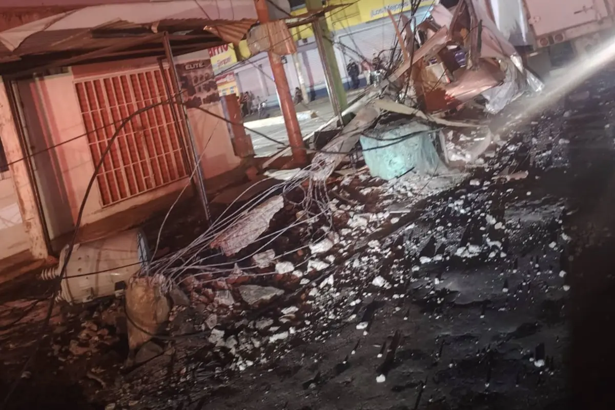 Tráiler derriba postes y causa accidente en Avenida Centroamérica., Captura de pantalla video de X.