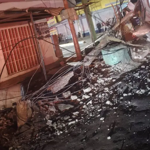 Tráiler derriba postes y causa accidente en Avenida Centroamérica. ,Captura de pantalla video de X.