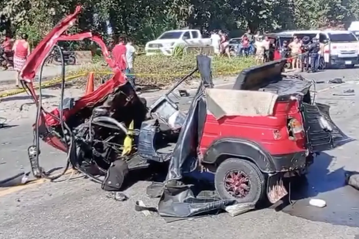Un mototaxi y un vehículo de transporte pesado chocaron en el Km. 141  de la CA-2, en Suchitepéquez., Bomberos Voluntarios