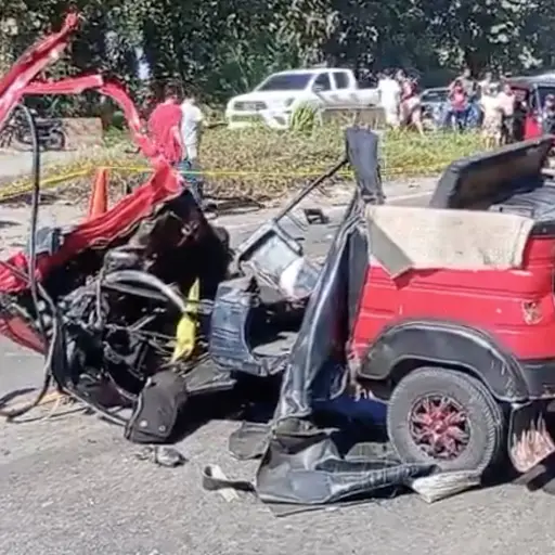 Un mototaxi y un vehículo de transporte pesado chocaron en el Km. 141  de la CA-2, en Suchitepéquez. ,Bomberos Voluntarios