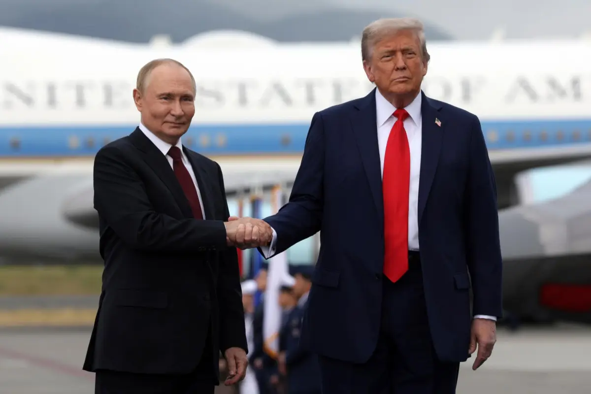 El presidente de Estados Unidos, Donald Trump (D), recibe al presidente de Rusia, Vladimir Putin, durante su encuentro para negociar en la Base Conjunta Elmendorf-Richardson en Anchorage, Alaska, EE,  UU