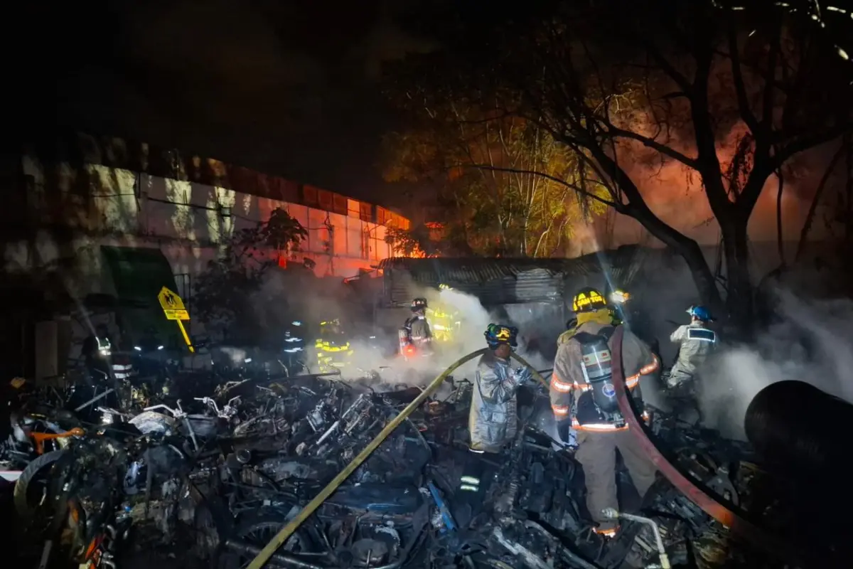 Las llamas consumieron varias motocicletas., Bomberos Voluntarios.