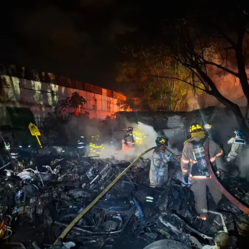 Las llamas consumieron varias motocicletas. ,Bomberos Voluntarios.