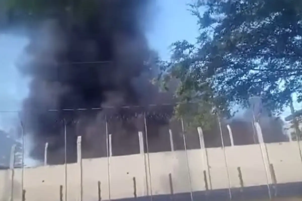 Imagenes compartidas en internet muestran una fuerte columna de humo en una de las prisiones mencionadas., Captura de pantalla. 