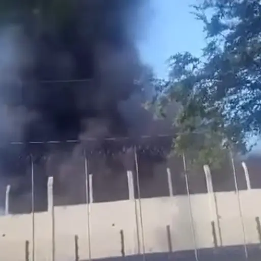 Imagenes compartidas en internet muestran una fuerte columna de humo en una de las prisiones mencionadas. ,Captura de pantalla. 