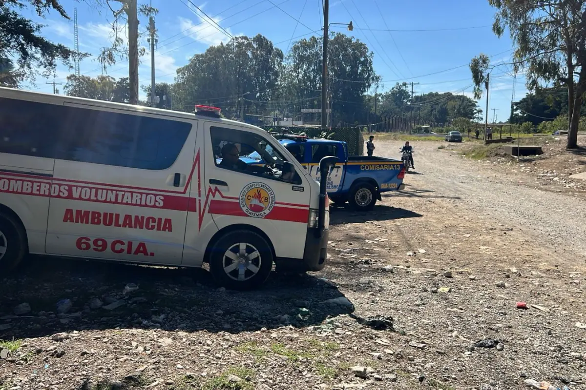 Ambulancias y patrullas fuera de Renovación 1, tras los incidentes reportados este sábado., Bomberos Voluntarios.