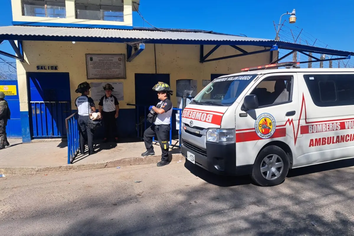 Bomberos Vountarios enviaron unidades de emergencia a tres carceles del país ante reportes de amotinamiento., Bomberos Voluntarios.