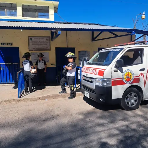 Bomberos Vountarios enviaron unidades de emergencia a tres carceles del país ante reportes de amotinamiento. ,Bomberos Voluntarios.