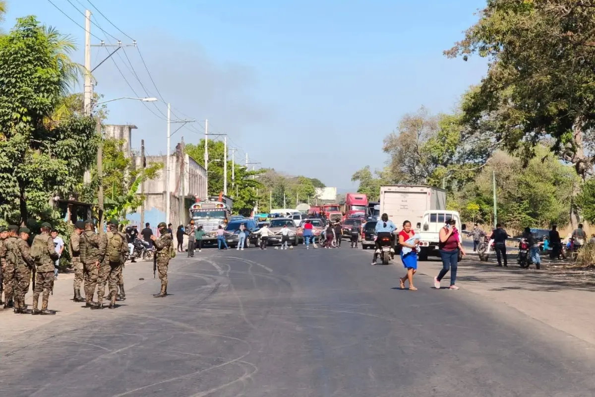 Familiares de reclusos hacen un bloqueo en la ruta entre Taxisco Santa Rosa y Escuintla. , Redes sociales.