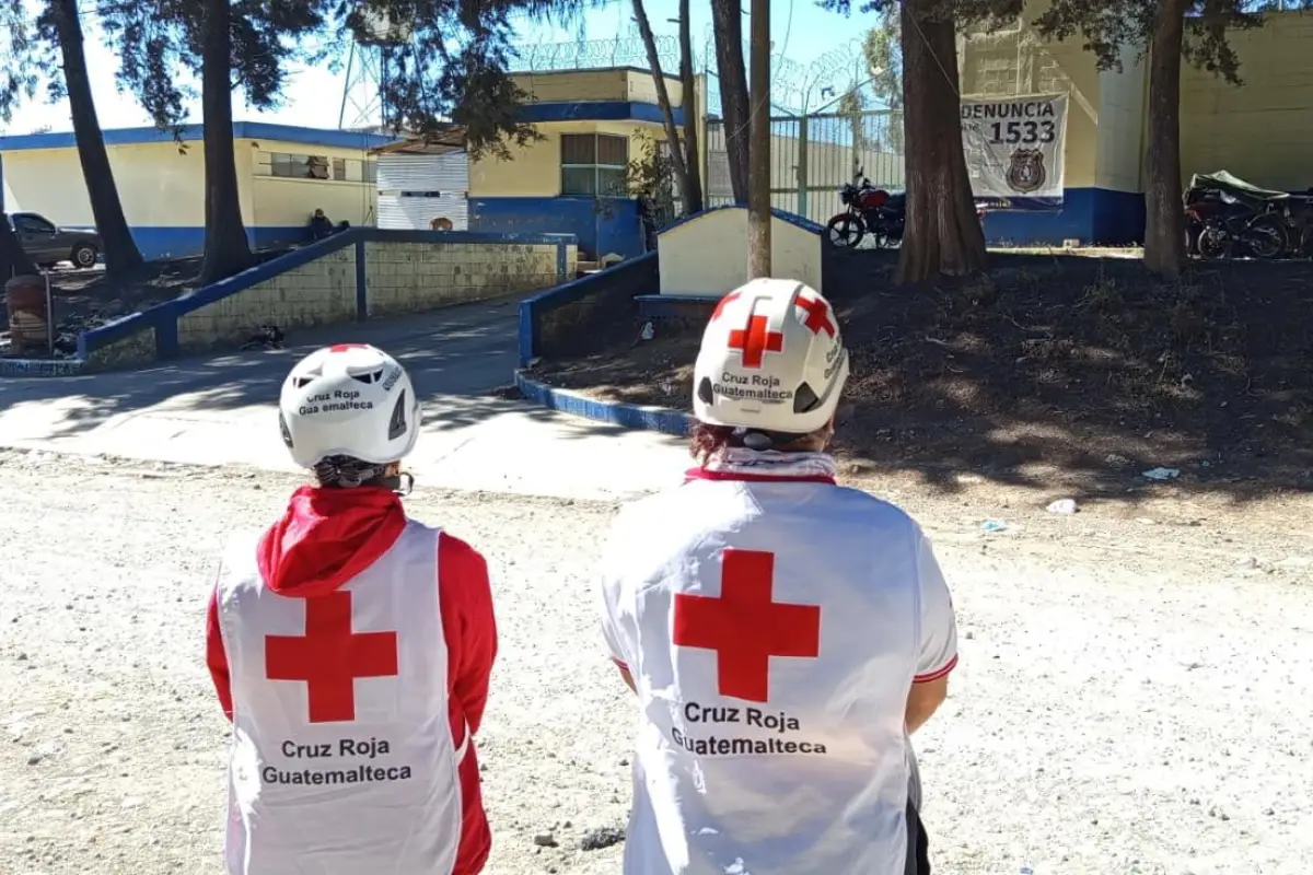 Miembros de la Cruz Roja permanecen en apresto fuera de la cárcel Renovación 1., Cruz Roja Guatemalteca.