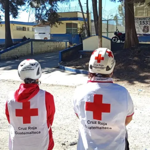 Miembros de la Cruz Roja permanecen en apresto fuera de la cárcel Renovación 1. ,Cruz Roja Guatemalteca.