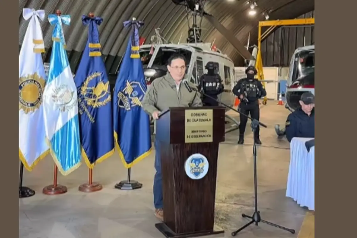 El jefe de la cartera del Interior lideró la conferencia de prensa desde la Fuerza Aérea Guatemalteca., Captura de pantalla. 