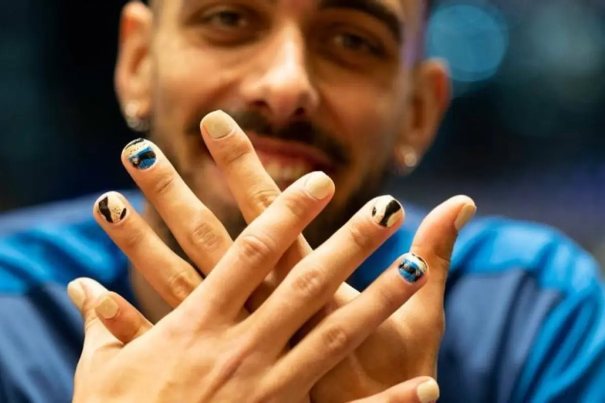 Borja Iglesias luce sus uñas pintadas, y este domingo todos los aficionados están convocados a ir de igual manera 