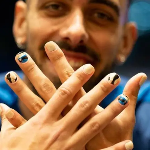 Borja Iglesias luce sus uñas pintadas, y este domingo todos los aficionados están convocados a ir de igual manera 