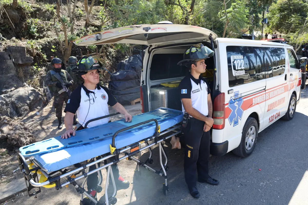 Bomberos Voluntarios siguen en calidad de prevención fuera de los penales con motín., Bomberos Voluntarios.