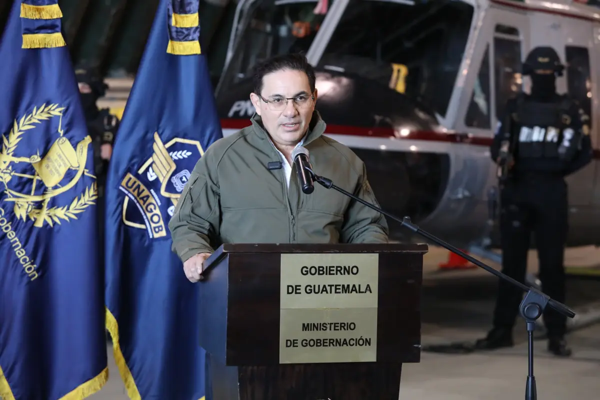 El jefe de la cartera del Interior lideró la conferencia de prensa desde la Fuerza Aérea Guatemalteca., Ministerio de Gobernación.
