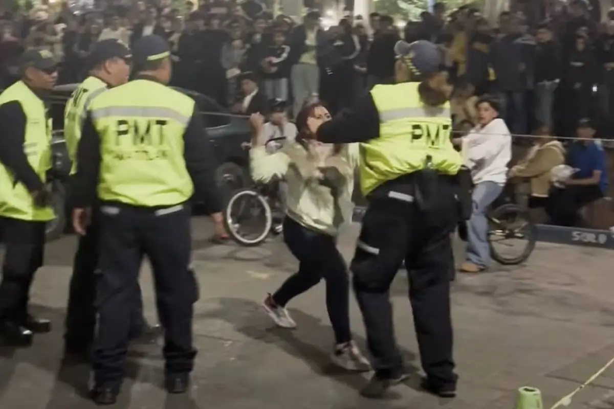 Mujer y agente de la PMT protagonizan pelea., Captura de pantalla video de Facebook.