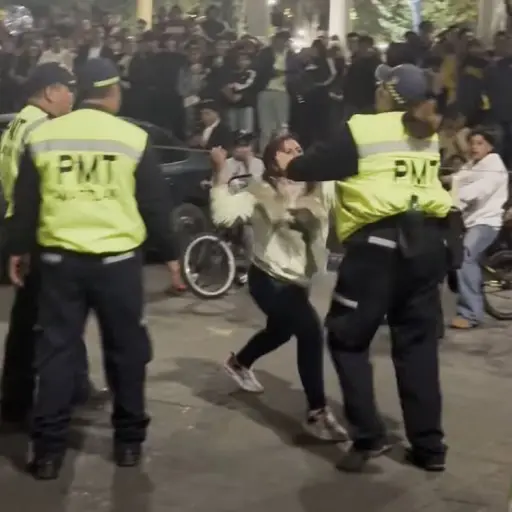 Mujer y agente de la PMT protagonizan pelea. ,Captura de pantalla video de Facebook.