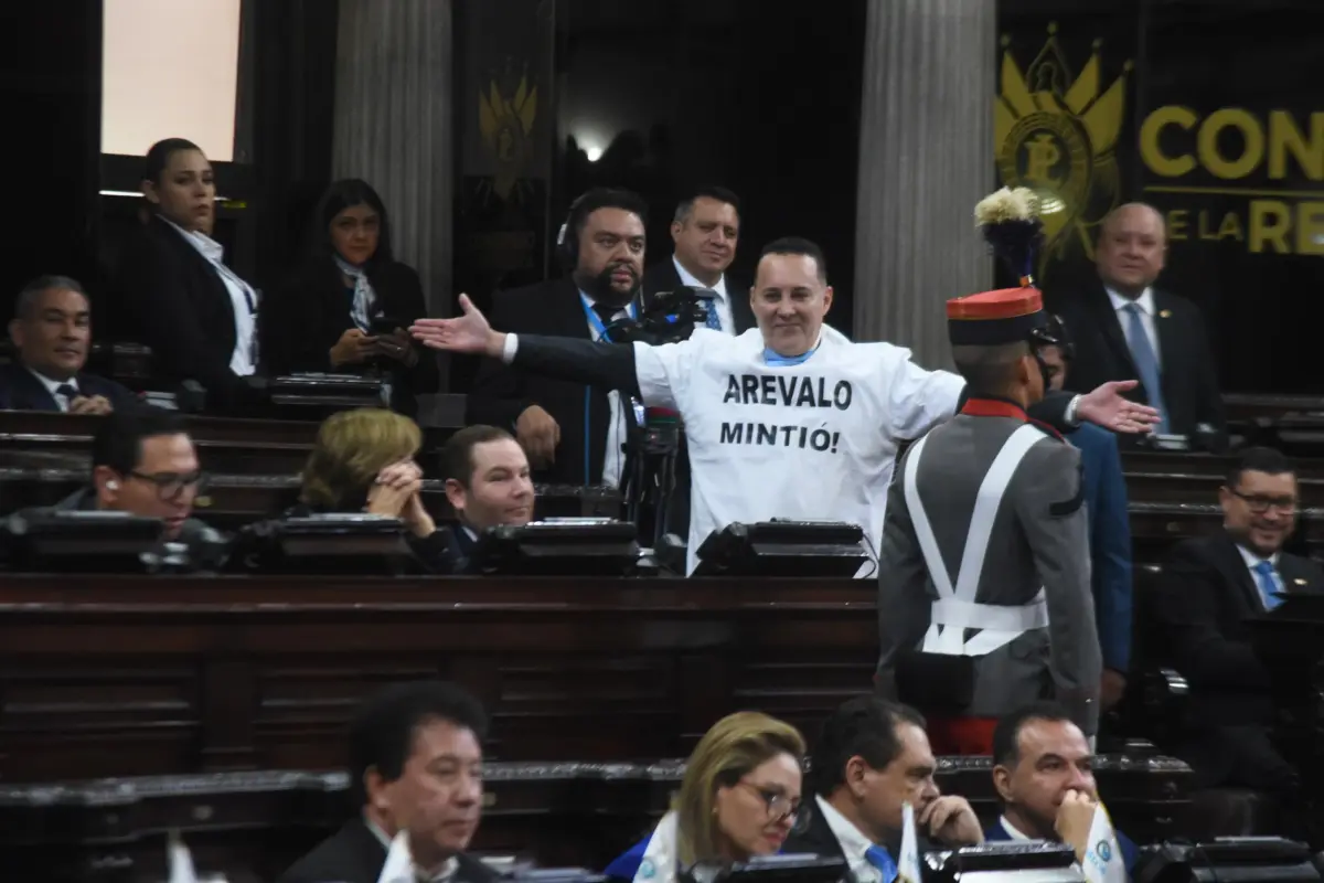 El diputado de Vamos, Carlos Calderón, señaló al presidente Bernardo Arévalo de "mentir" al presentar su segundo informe de Gobierno en el Congreso., Omar Solís/Emisoras Unidas