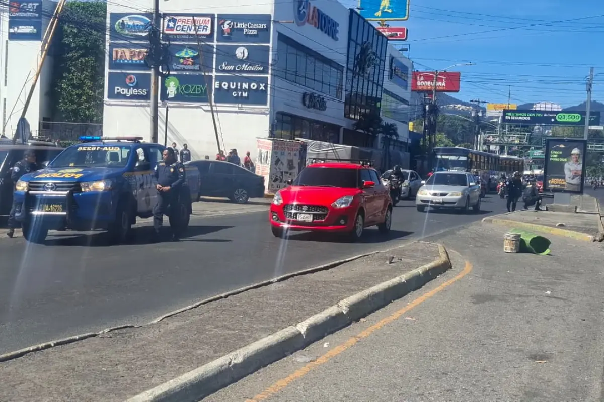 Un tramo de la calzada San Juan está cerrado tras un incidente armado., Tránsito Mixco