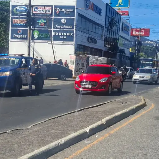 Un tramo de la calzada San Juan está cerrado tras un incidente armado. ,Tránsito Mixco