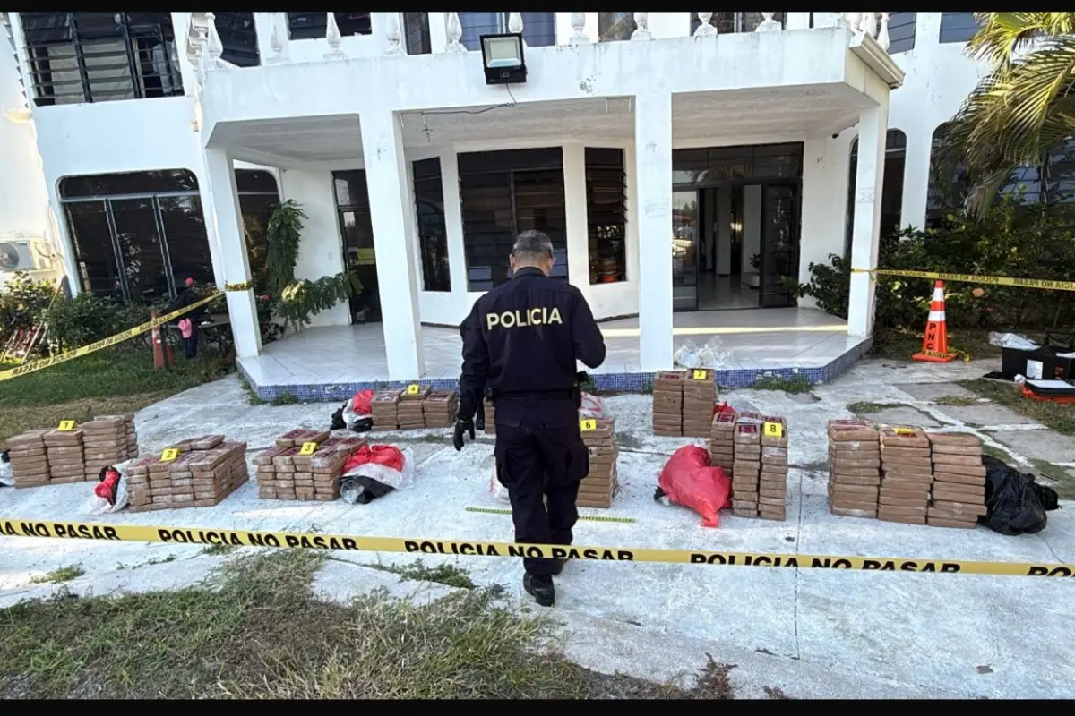 Según las autoridades salvadoreñas, el cargamento era trasladado en una lancha que provenía de Nicaragua y su destino era Guatemala., Ministerio de Seguridad de El Salvador