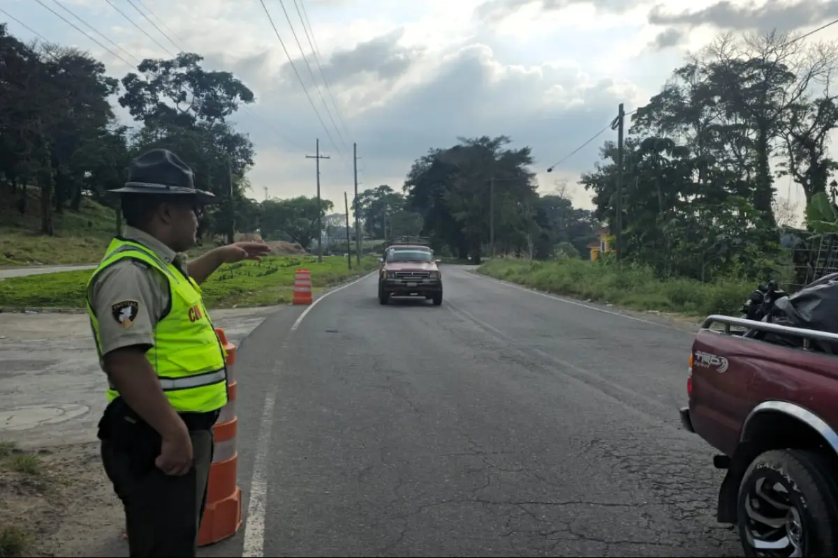 Brigadas de Provial brindan seguridad vial y alternan el paso de vehículos debido a trabajos en carretera en el km 189 de la ruta CITO-180, Foto Provial