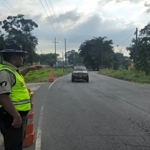 Brigadas de Provial brindan seguridad vial y alternan el paso de vehículos debido a trabajos en carretera en el km 189 de la ruta CITO-180 ,Foto Provial