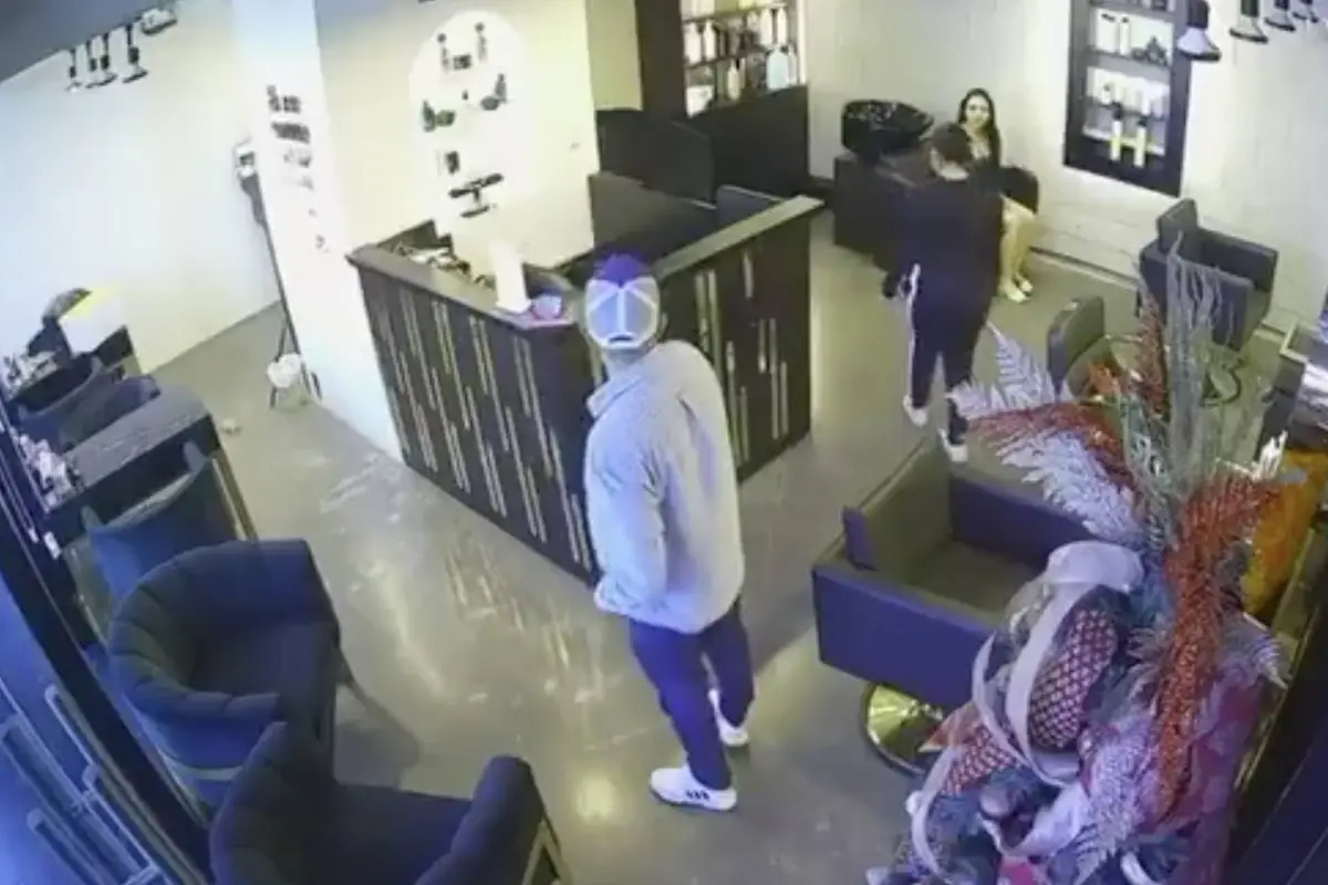 Asalto armado en salón de belleza de la zona 11., Captura de pantalla video de X.