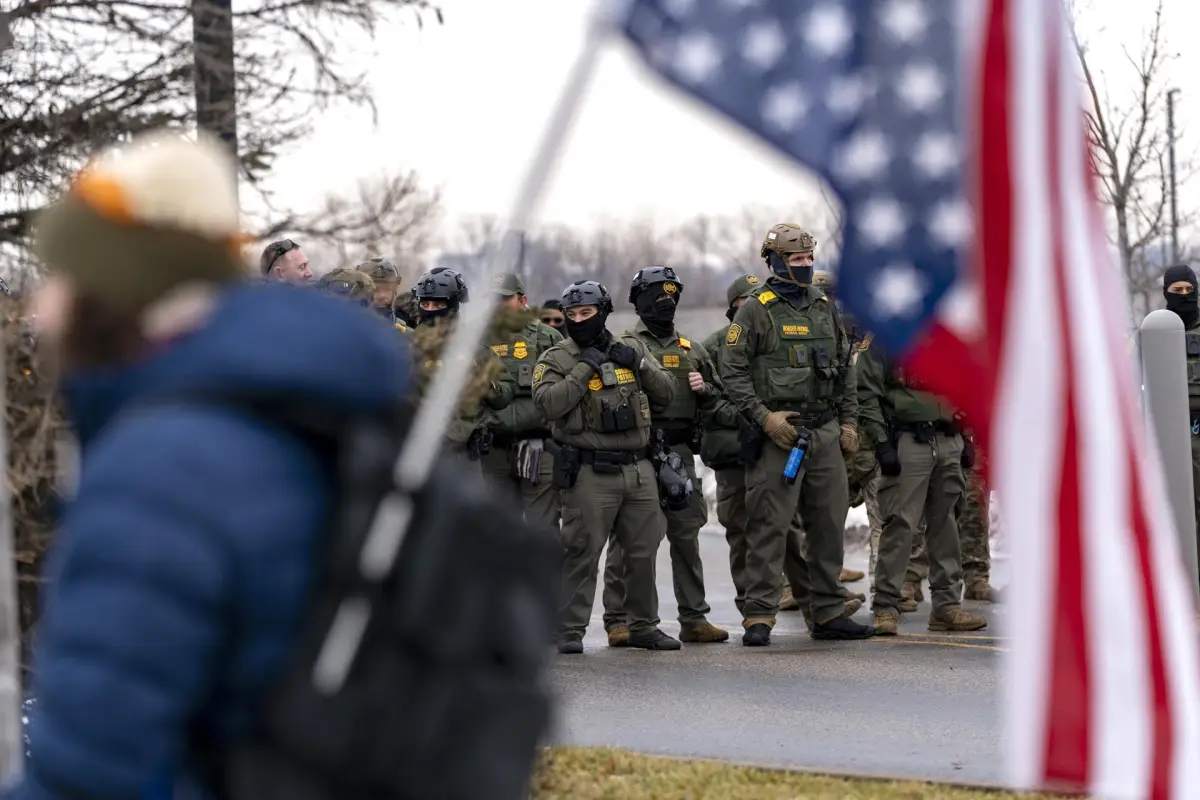 Agentes de ICE tras primeras protestas por ataque a estadounidense., EFE