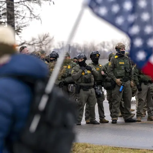 Agentes de ICE tras primeras protestas por ataque a estadounidense. ,EFE