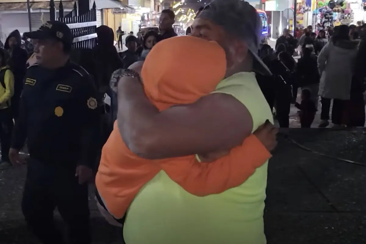 PNC localiza a niño extraviado, sano y salvo lo entrega a su padre. , Captura de pantalla video de Facebook.