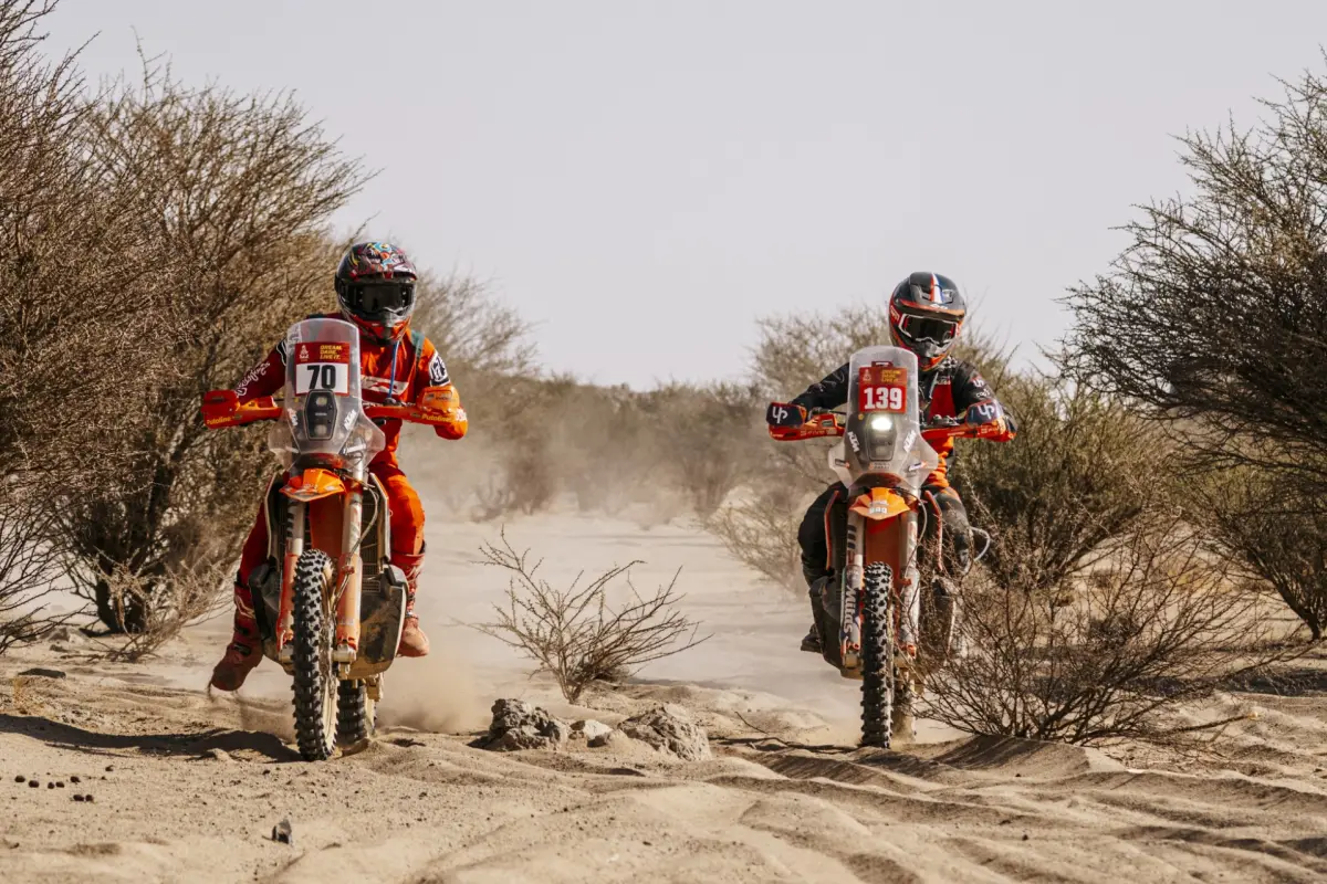 Francisco Arredondo (70) en plena competencia del Rally Dakar 2026, César Pérez