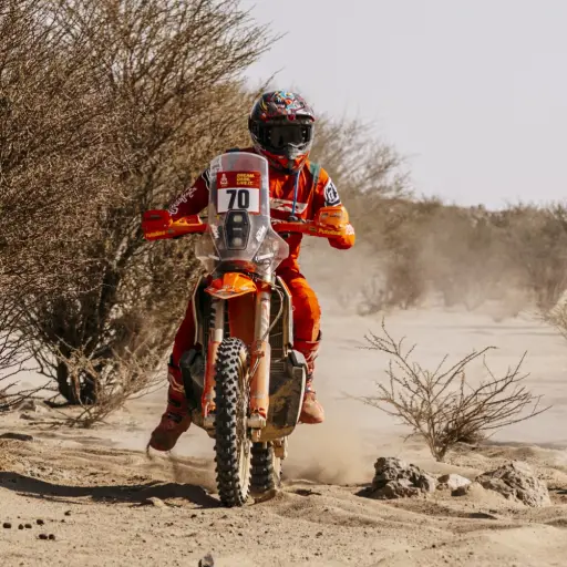 Francisco Arredondo (70) en plena competencia del Rally Dakar 2026 ,César Pérez