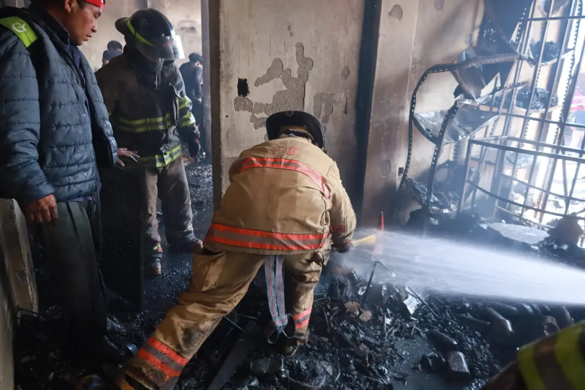 El incendio afectó una ferretería y una fábrica de pirotecnia en San Raymundo., Bomberos Voluntarios
