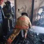 El incendio afectó una ferretería y una fábrica de pirotecnia en San Raymundo. ,Bomberos Voluntarios