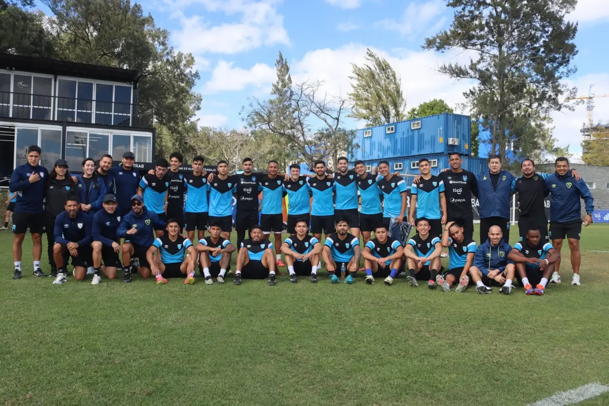Los seleccionados tras el último entrenamiento en suelo guatemalteco antes de irse a Estados Unidos 