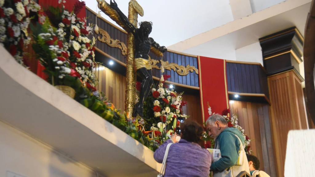 Fieles católicos conmemoran el Día del Cristo Negro | Omar Solís/EU