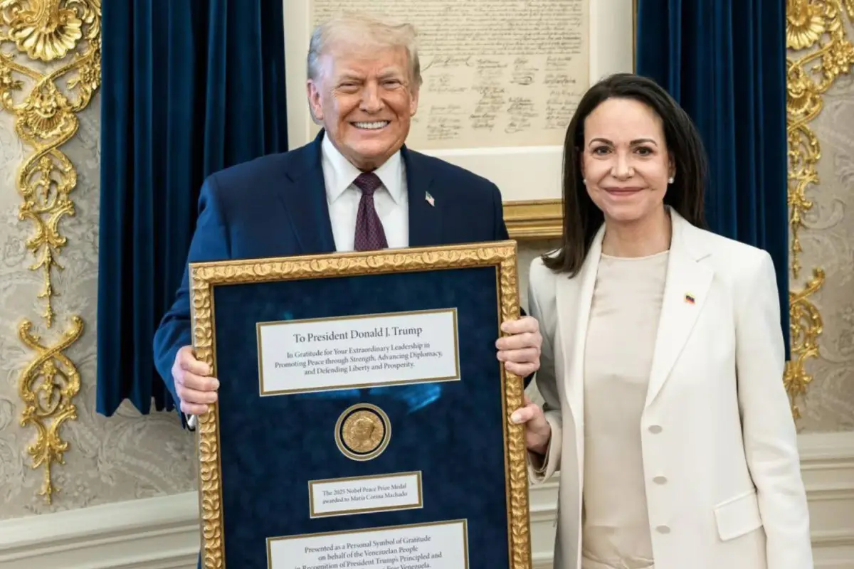 El presidente de Estados Unidos, Donald Trump, posa junto a la líder opositora venezolana María Corina Machado este jueves, en Washington. , Foto EFE