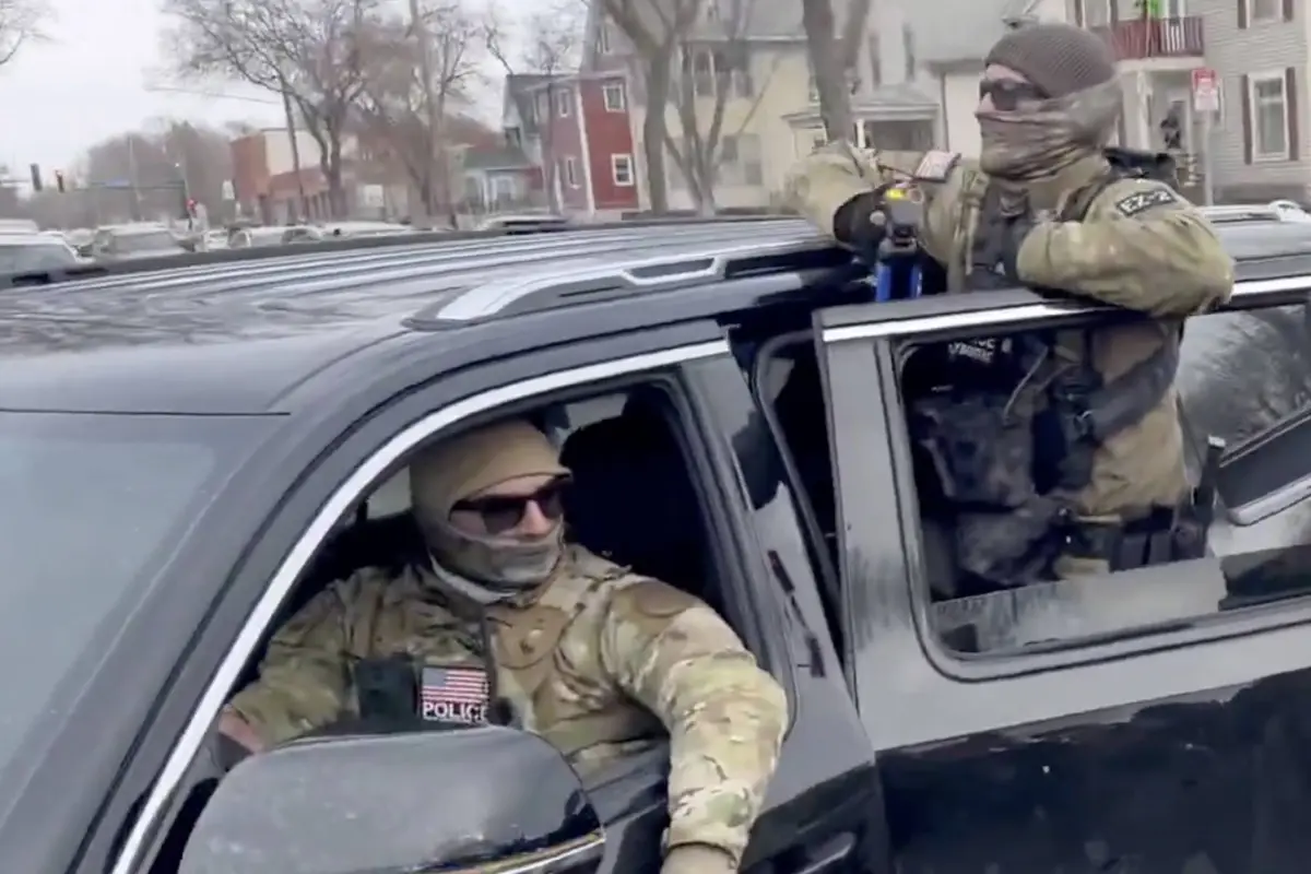 Polémica en EE. UU. por uso de fuerza letal del ICE contra automovilistas., Redes sociales.