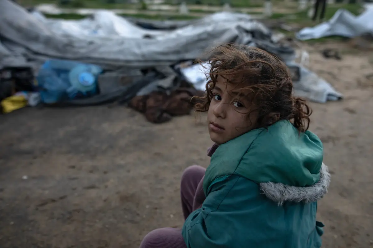 Una niña palestina se sienta junto a los restos de la tienda de campaña de su familia en Jan Yunis, en la Franja de Gaza, en una imagen del 9 de enero de 2026. , Foto EFE