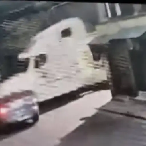 Choque entre cabezal y vehículo liviano. ,Captura de pantalla video de Facebook.